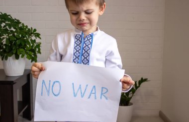 Savaş yok, savaşı durdurun. Küçük Ukraynalı vatansever. Ukrayna 'yla savaş yok. Ukrayna jeopolitik krizi. seçici odak