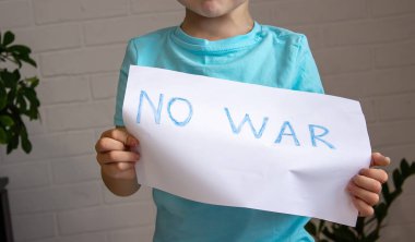 Savaş yok, savaşı durdurun. Küçük Ukraynalı vatansever. Ukrayna 'yla savaş yok. Ukrayna jeopolitik krizi. seçici odak