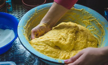 Kız hamuru bir kasede yoğuruyor. seçici odak