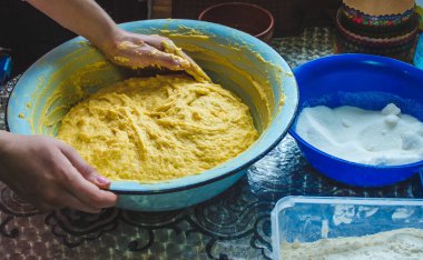 Kız hamuru bir kasede yoğuruyor. seçici odak