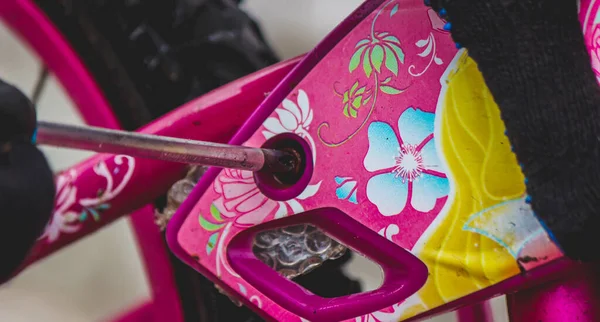 Father Repairs His Daughter Bike Selective Focus — Fotografia de Stock