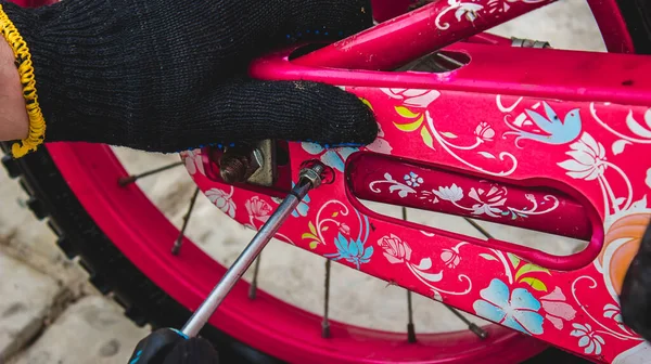 Father Repairs His Daughter Bike Selective Focus — Fotografia de Stock