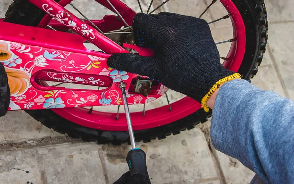 Father Repairs His Daughter Bike Selective Focus — Fotografia de Stock