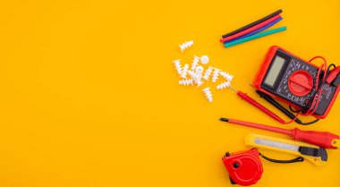 Evdeki elektrikçileri tamir etmek için elektrikli aletler. Seçici odak.