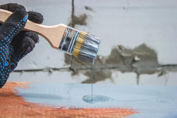 Hand Holds Brush Apply Varnish Paint Board Board Painting Selective — Fotografia de Stock
