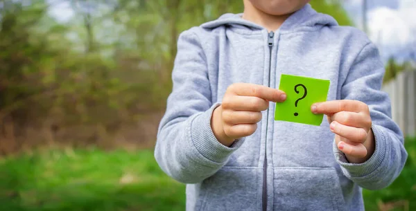 Pojken Har Klistermärken Med Frågetecken Parkens Bakgrund Naturen Selektivt Fokus — Stockfoto