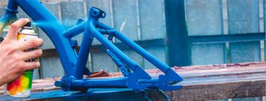 Baba bir çocuk için bir bisiklet boyuyor. seçici odak