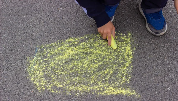 Ett Litet Barn Ritar Med Krita Trottoaren Selektivt Fokus — Stockfoto