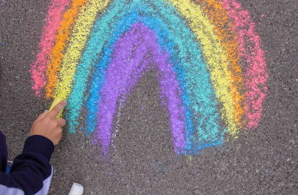 Ein Kind Zeichnet Einen Regenbogen Auf Den Asphalt Selektiver Fokus — Stockfoto