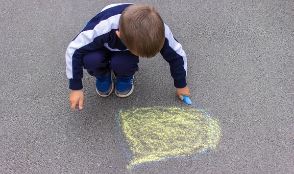 Ein Kleines Kind Zeichnet Mit Kreide Auf Den Bürgersteig Selektiver — Stockfoto