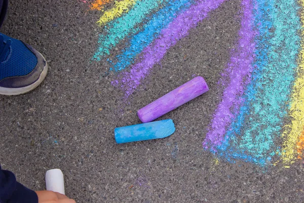 Ein Kind Zeichnet Einen Regenbogen Auf Den Asphalt Selektiver Fokus — Stockfoto