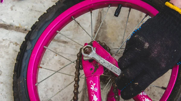 Father Repairs His Daughter Bike Selective Focus — Fotografia de Stock