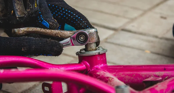 Ein Vater Repariert Das Fahrrad Seiner Tochter Selektiver Fokus — Stockfoto