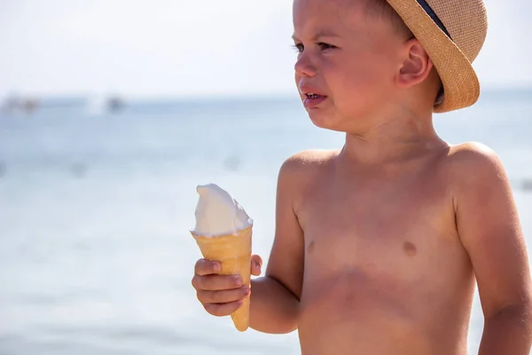 Bambino Piange Mangia Gelato Sulla Spiaggia Focus Selettivo — Foto Stock