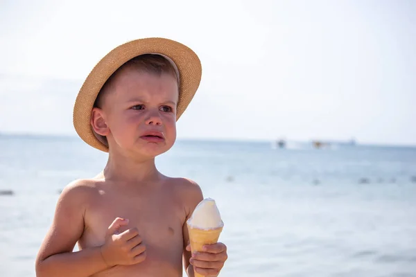 Bambino Piange Mangia Gelato Sulla Spiaggia Focus Selettivo — Foto Stock