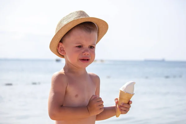 Bambino Piange Mangia Gelato Sulla Spiaggia Focus Selettivo — Foto Stock