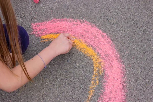 Une Fille Dessine Arc Ciel Une Maison Avec Craie Sur — Photo