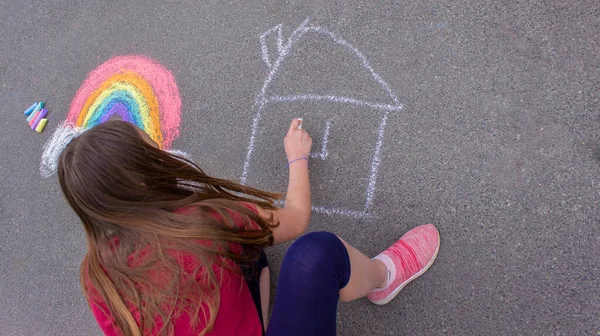 Une Fille Dessine Arc Ciel Une Maison Avec Craie Sur — Photo