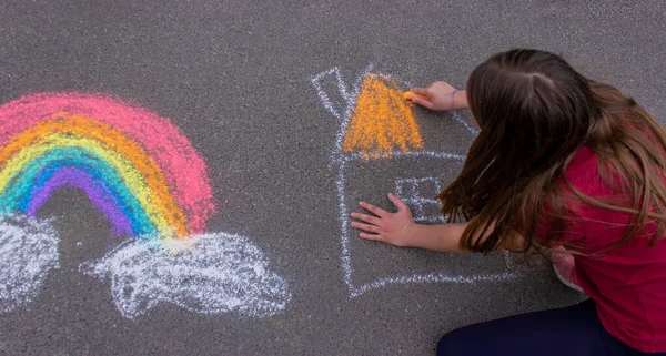 Ein Mädchen Zeichnet Einen Regenbogen Ein Haus Mit Kreide Auf — Stockfoto