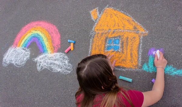 Uma Menina Desenha Arco Íris Uma Casa Com Giz Pavimento — Fotografia de Stock