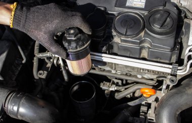 Araba motoru yağı filtresi değişimi. İletişim ve bakım. Enerji yakıt kavramı.