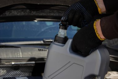 Motorlu araç şanzımanına yakıt ikmali ve petrol kalitesi aktarımı. Enerji yakıtı konsepti. seçici odak