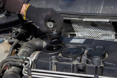 Motorlu araç şanzımanına yakıt ikmali ve petrol kalitesi aktarımı. Enerji yakıtı konsepti. seçici odak