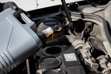 Motorlu araç şanzımanına yakıt ikmali ve petrol kalitesi aktarımı. Enerji yakıtı konsepti. seçici odak