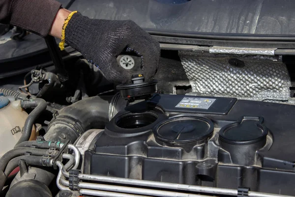 Bijtanken Gieten Van Olie Kwaliteit Motor Auto Transmissie Onderhoud Gear — Stockfoto
