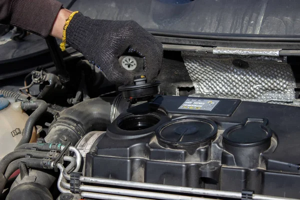 Motorlu araç şanzımanına yakıt ikmali ve petrol kalitesi aktarımı. Enerji yakıtı konsepti. seçici odak