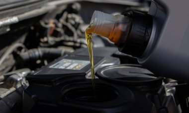 Motorlu araç şanzımanına yakıt ikmali ve petrol kalitesi aktarımı. Enerji yakıtı konsepti. seçici odak