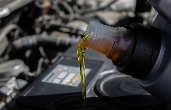 Reabastecimiento Vertido Aceite Calidad Motor Del Automóvil Transmisión Mantenimiento Del —  Fotos de Stock