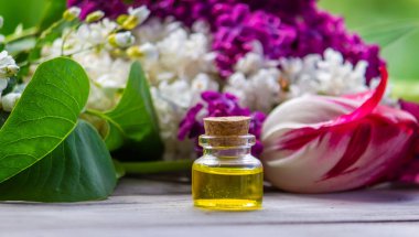 Çiçeklerden elde edilen temel yağ. Spa mı? Seçici odaklanma doğası