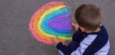 Gökkuşağı, güneş, asfalta tebeşirli araba çizer. Seçici odak