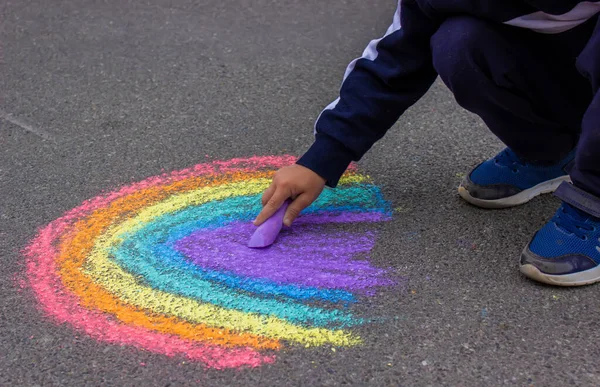 Dessine Arc Ciel Soleil Voiture Craie Sur Asphalte Concentration Sélective — Photo