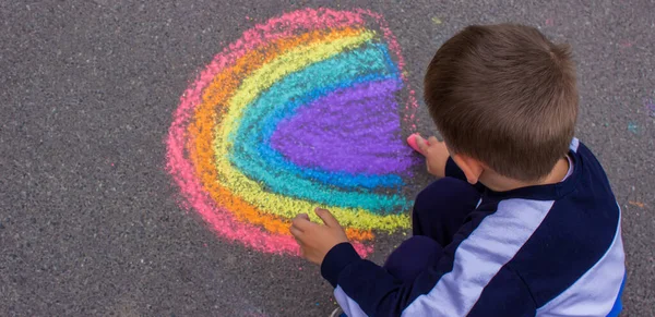 Gökkuşağı, güneş, asfalta tebeşirli araba çizer. Seçici odak