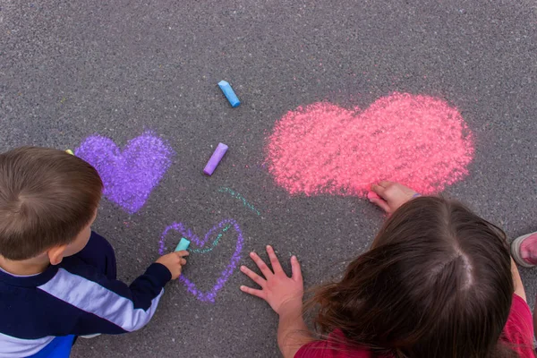 Mano Del Niño Dibuja Corazones Dibuja Con Tiza Pavimento Enfoque — Foto de Stock