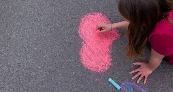 Barnets Hand Drar Hjärtan Ritar Med Krita Trottoaren Selektivt Fokus — Stockfoto