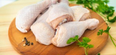 Tahtada çiğ tavuk budu. Seçici odaklanma. Doğa.