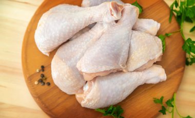 Tahtada çiğ tavuk budu. Seçici odaklanma. Doğa.