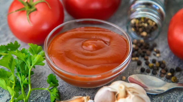 Ketchup Egy Tálban Asztalon Szelektív Fókusz Élelmiszer — Stock Fotó