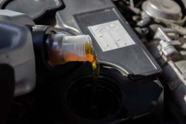 Motorlu araç şanzımanına yakıt ikmali ve petrol kalitesi aktarımı. Enerji yakıtı konsepti. seçici odak