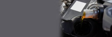 Motorlu araç şanzımanına yakıt ikmali ve petrol kalitesi aktarımı. Enerji yakıtı konsepti. seçici odak