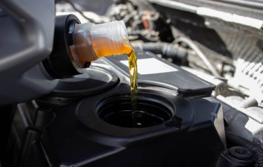 Motorlu araç şanzımanına yakıt ikmali ve petrol kalitesi aktarımı. Enerji yakıtı konsepti. seçici odak