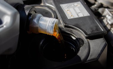 Motorlu araç şanzımanına yakıt ikmali ve petrol kalitesi aktarımı. Enerji yakıtı konsepti. seçici odak