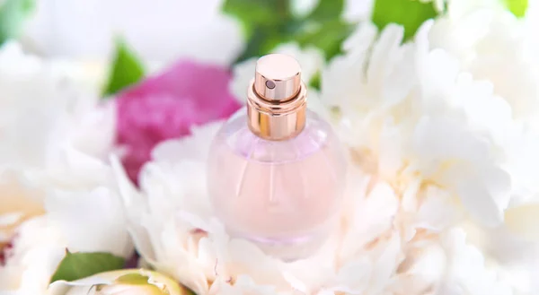 Gesichtsbehandlung Mit Blumen Selektiver Fokus Natur — Stockfoto