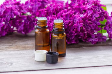 Küçük bir şişedeki leylak yağı. Seçici odaklanma. Doğa.