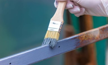 Demir çerçeveyi gri boyayla boyayın. seçici odak