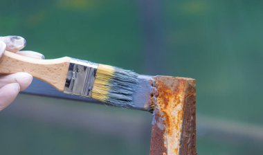 Demir çerçeveyi gri boyayla boyayın. seçici odak