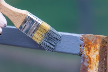 Demir çerçeveyi gri boyayla boyayın. seçici odak